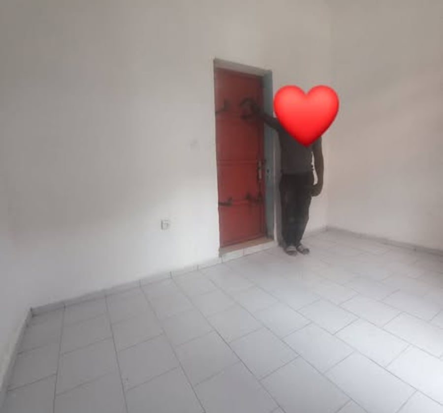 Boutique à louer – Ange Raphaël, Douala