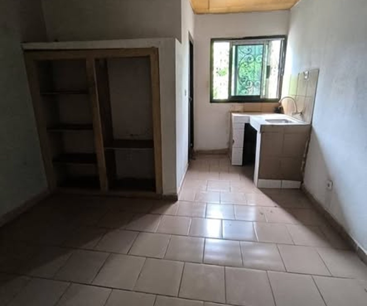 Chambre moderne à louer à Ndogbon Biffaga