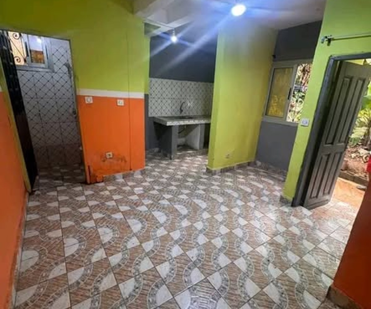 Vaste chambre moderne avec parking à Ngousso