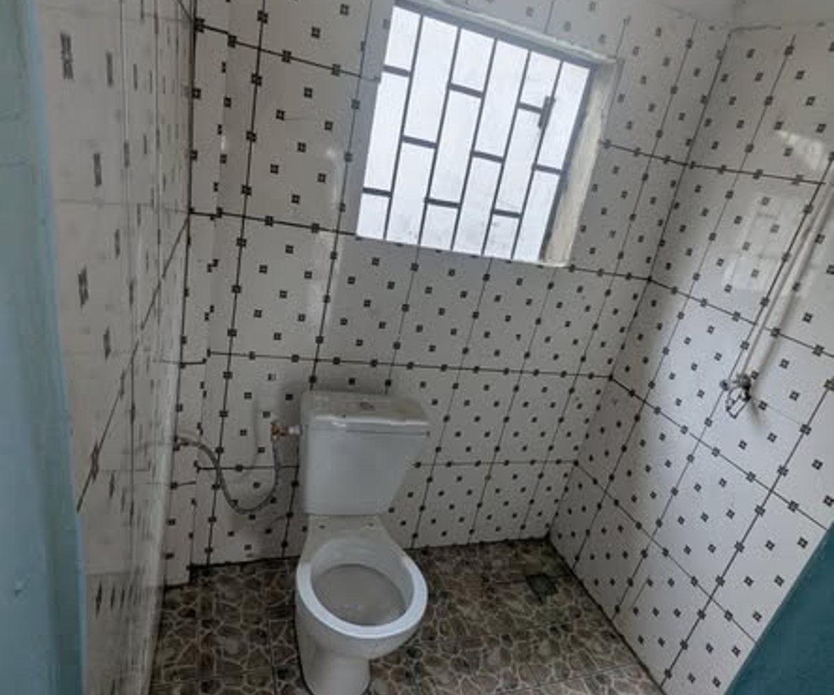 Grande chambre moderne à Logbaba