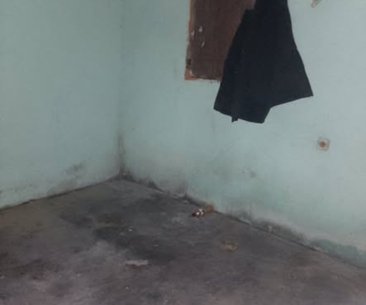 Grande chambre simple à louer – Beedi, Haute tension