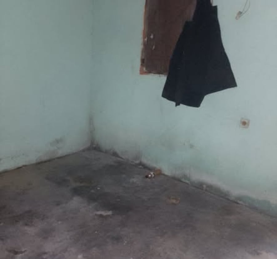 Grande chambre simple à louer – Beedi, Haute tension