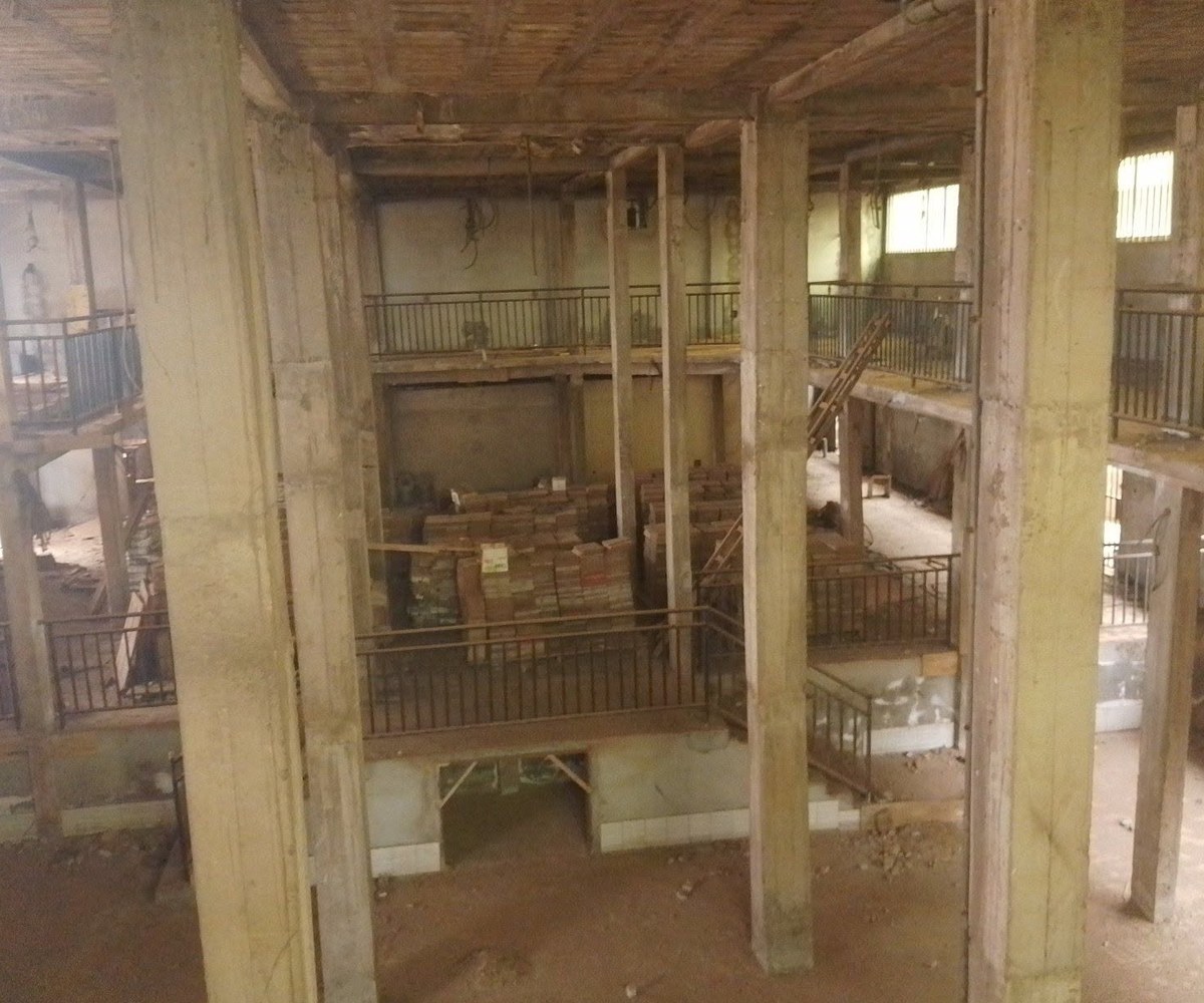 Entrepôt à louer à Yaoundé Ekoudou