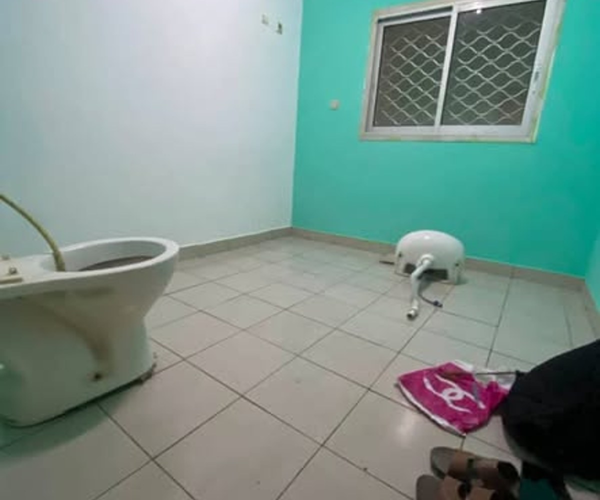 Appartement Moderne à l'étage dans la barrière - Nyalla Rail, Douala