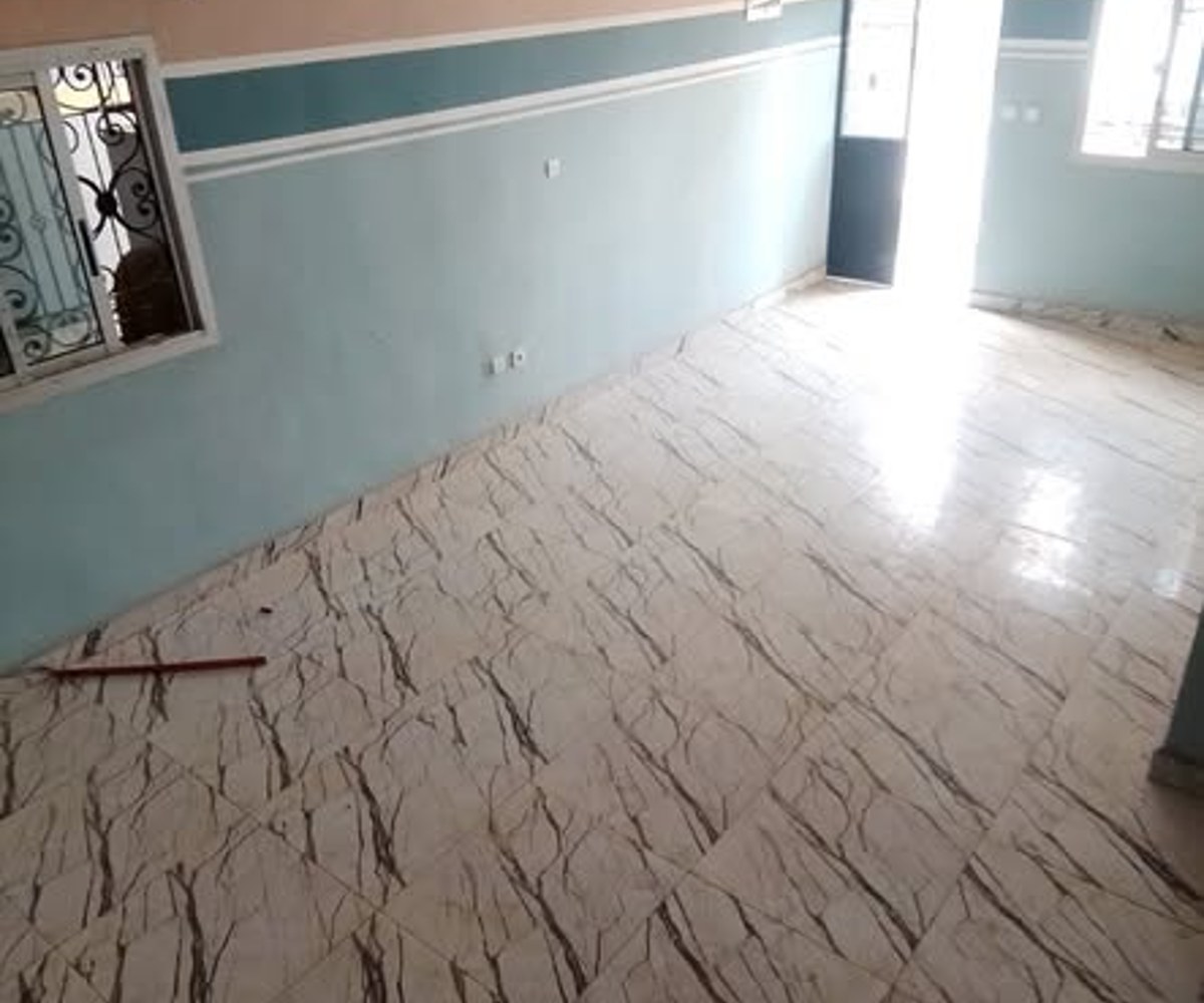 Appartement au premier étage avec placards, balcon, eau forage et lumière prépayée - Arrière Village, Douala