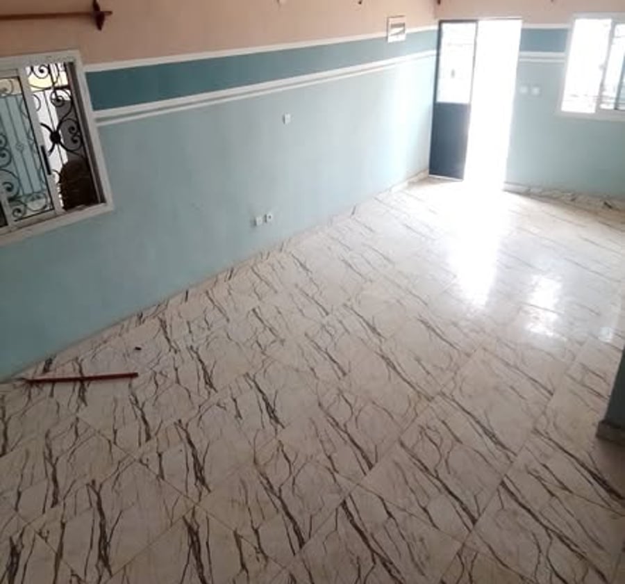 Appartement au premier étage avec placards, balcon, eau forage et lumière prépayée - Arrière Village, Douala