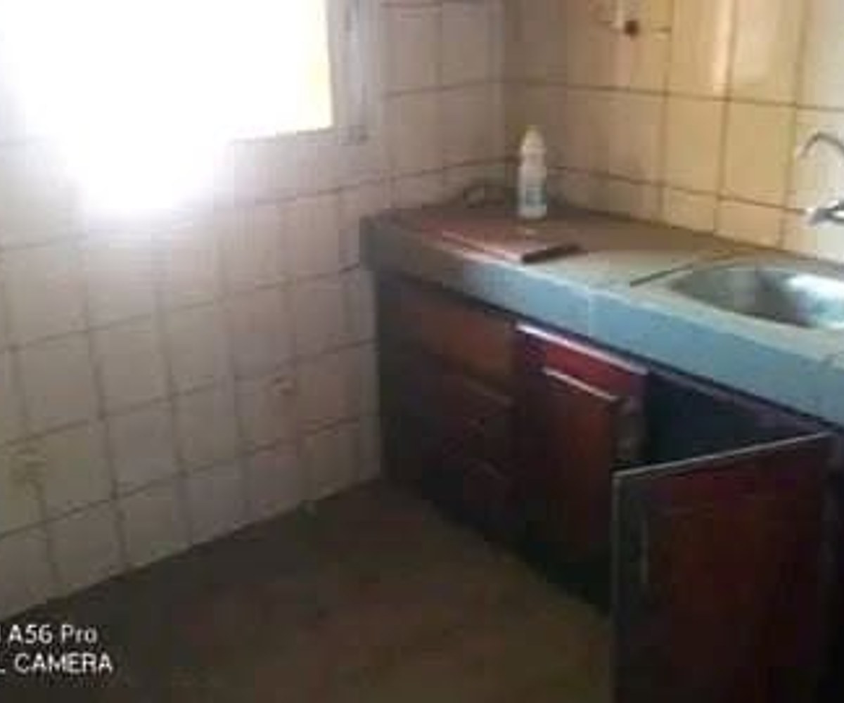 Appartement moderne de 3 chambres avec placards et balcon à l'Hôpital Général de Douala