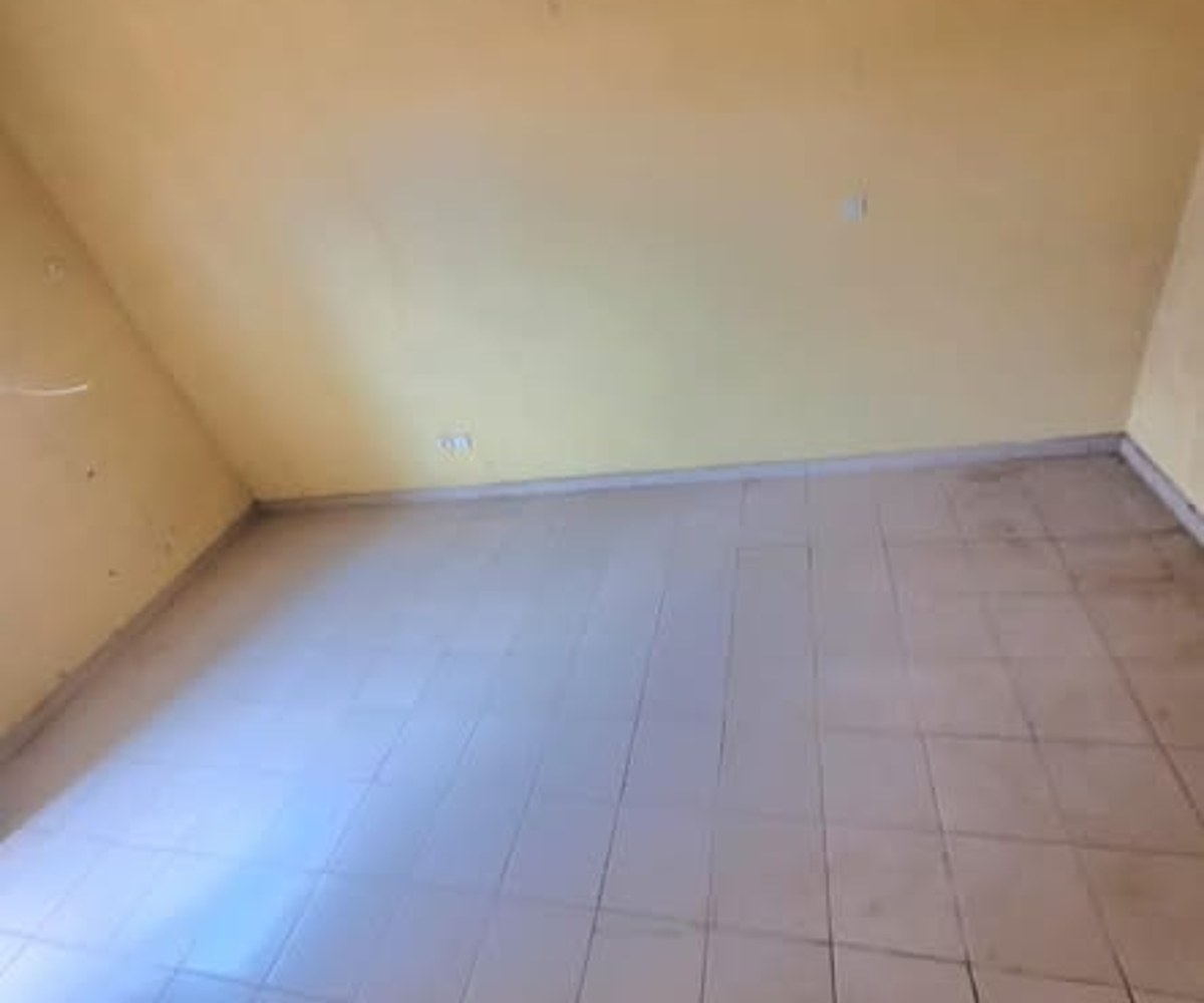 Vaste chambre moderne à Emana