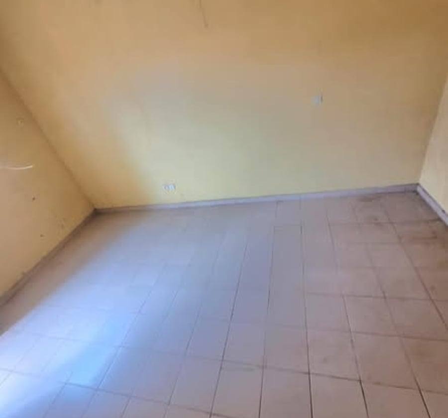 Vaste chambre moderne à Emana