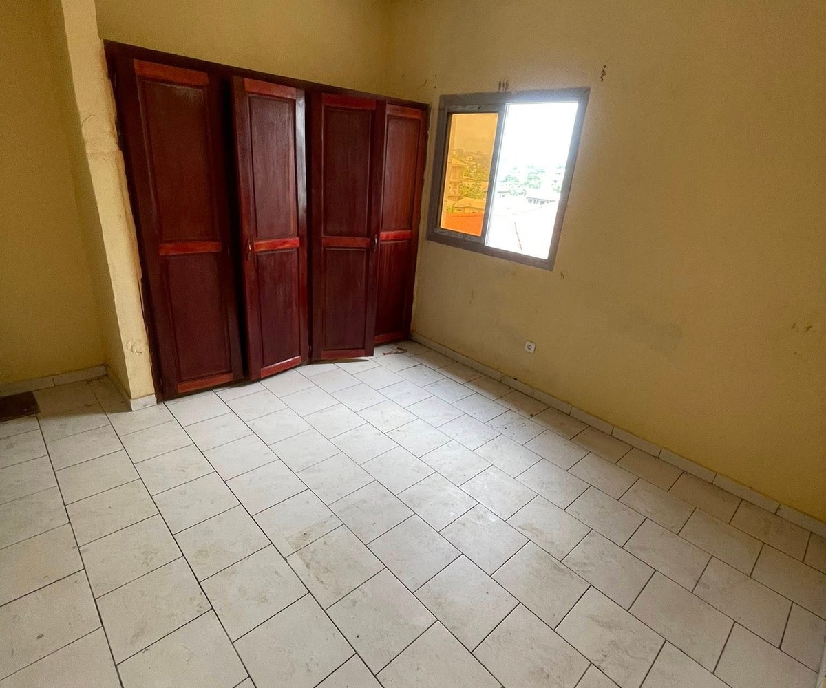 Appartement moderne à Logpom, à l'étage