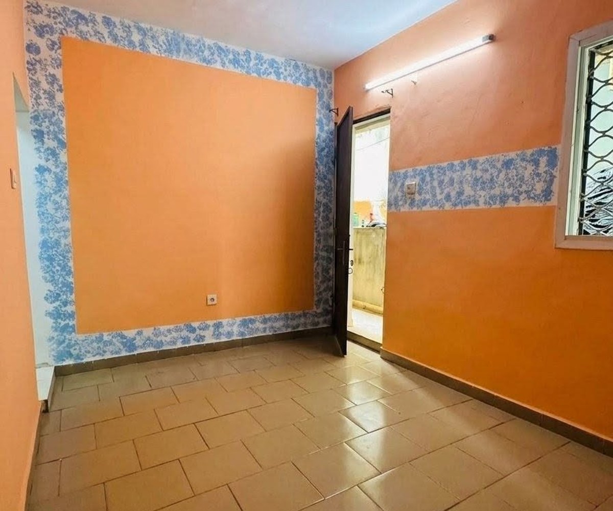 chambre moderne avec cuisine placard balcon à ange Raphaël campus 2 à 100m du goudron à l'immeuble dans la barrière avec parking moto