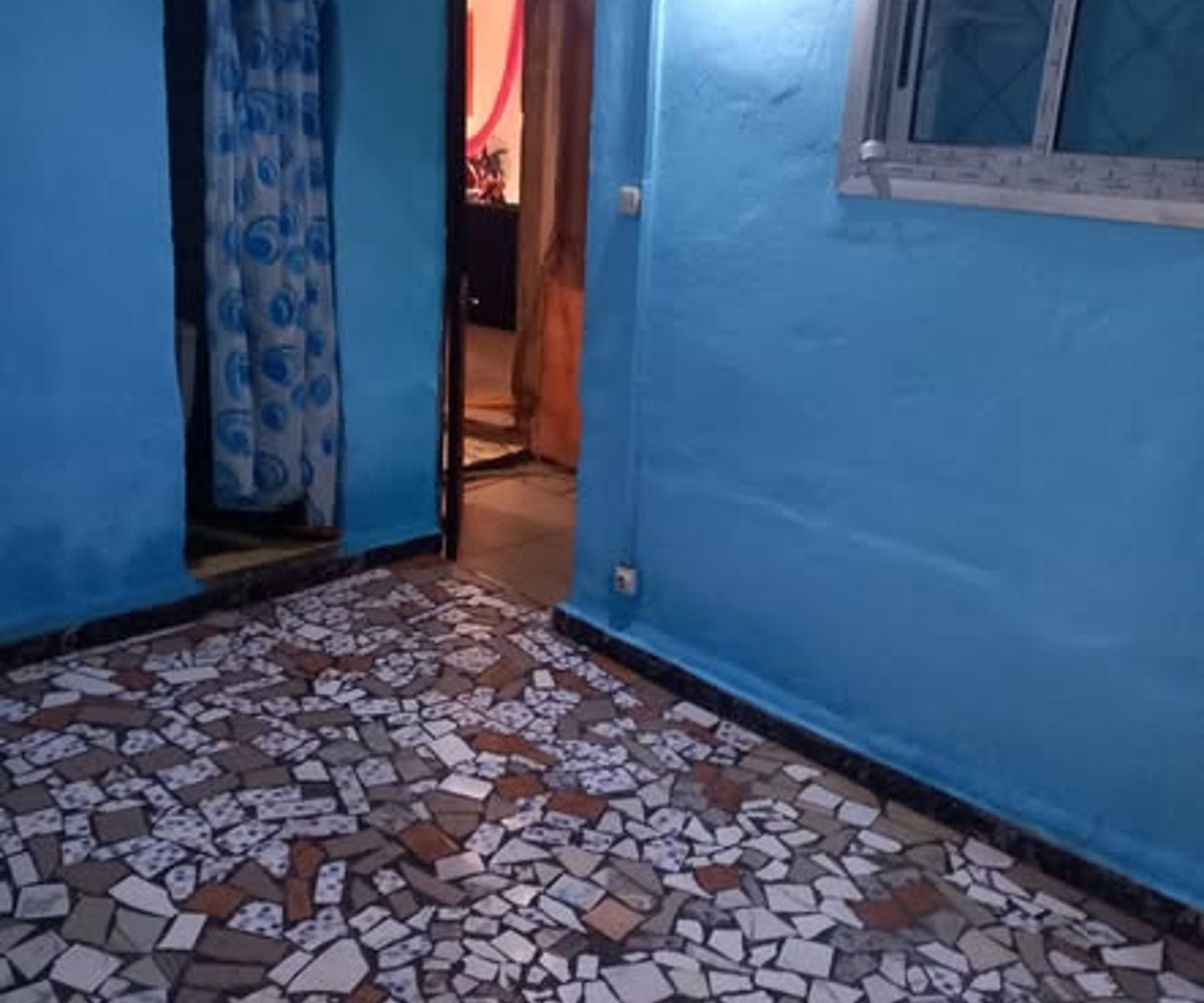 Chambre moderne à louer à PK8 Carrefour