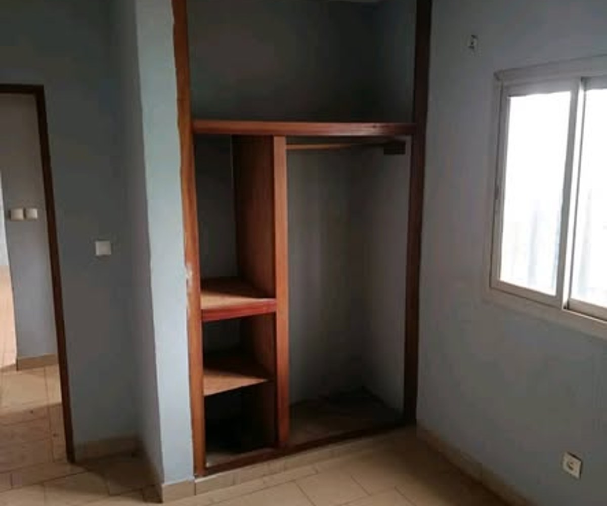 Grande chambre moderne à louer à Awae Escalier
