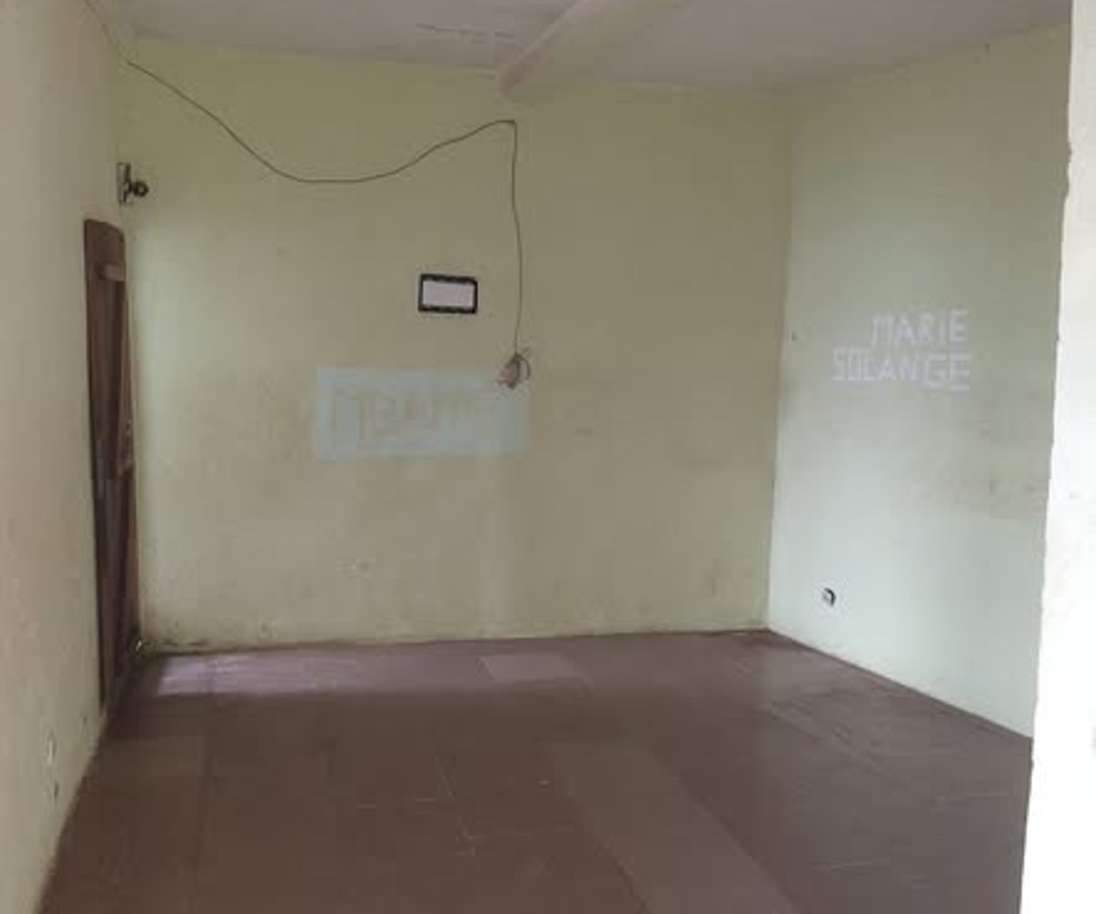Appartement moderne à PK10, derrière le marché