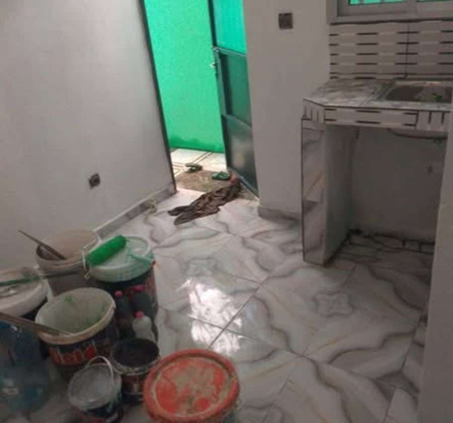 Chambre moderne avec coin cuisine à Makepe