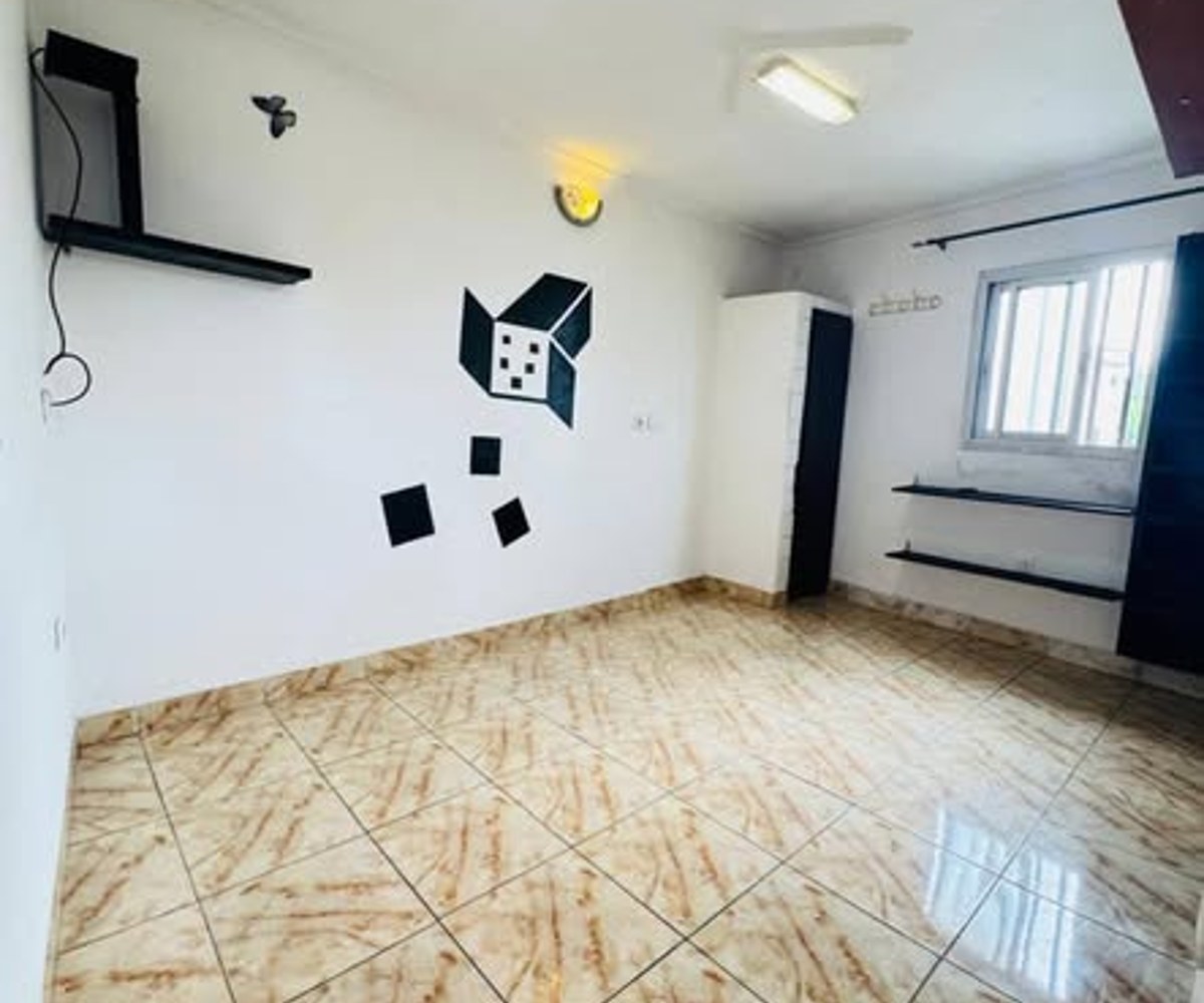 Chambre moderne 3 pièces – Sicacao, Douala