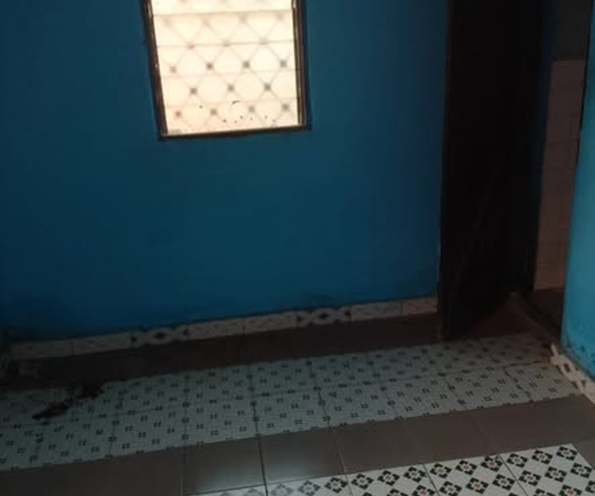 Grande chambre moderne à Ngousso