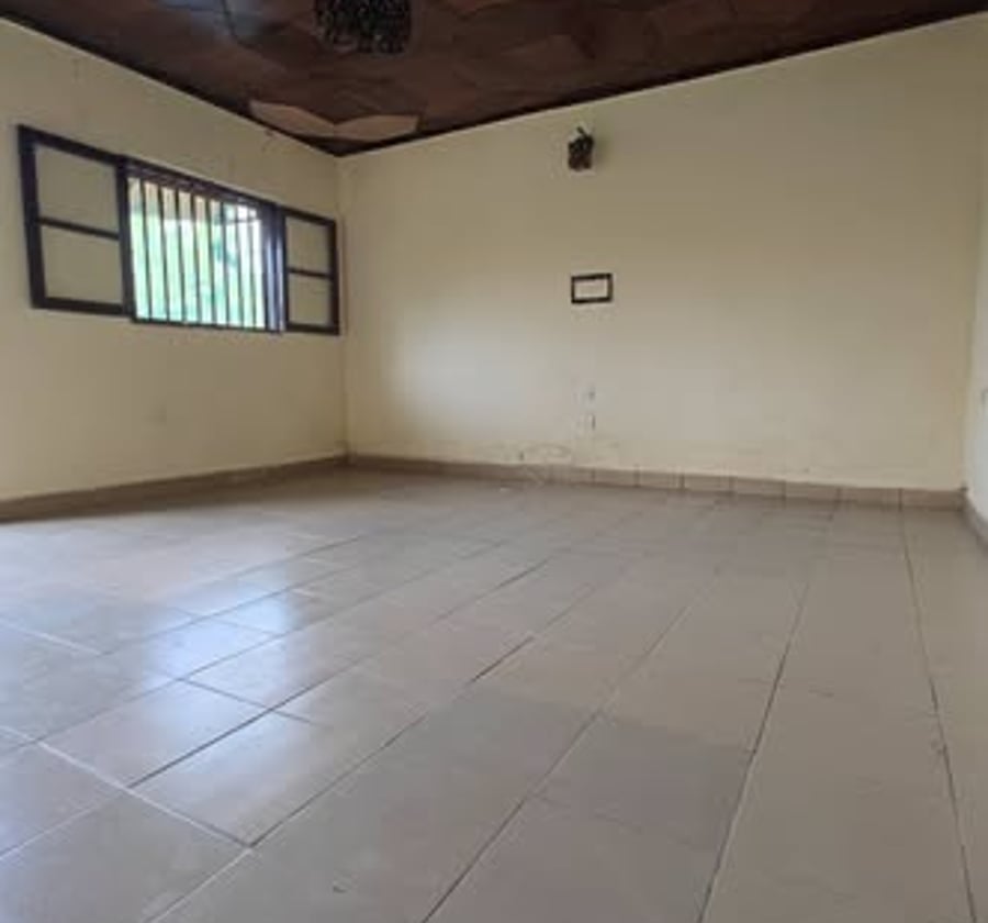 Grand studio moderne à louer - Logbaba, Douala