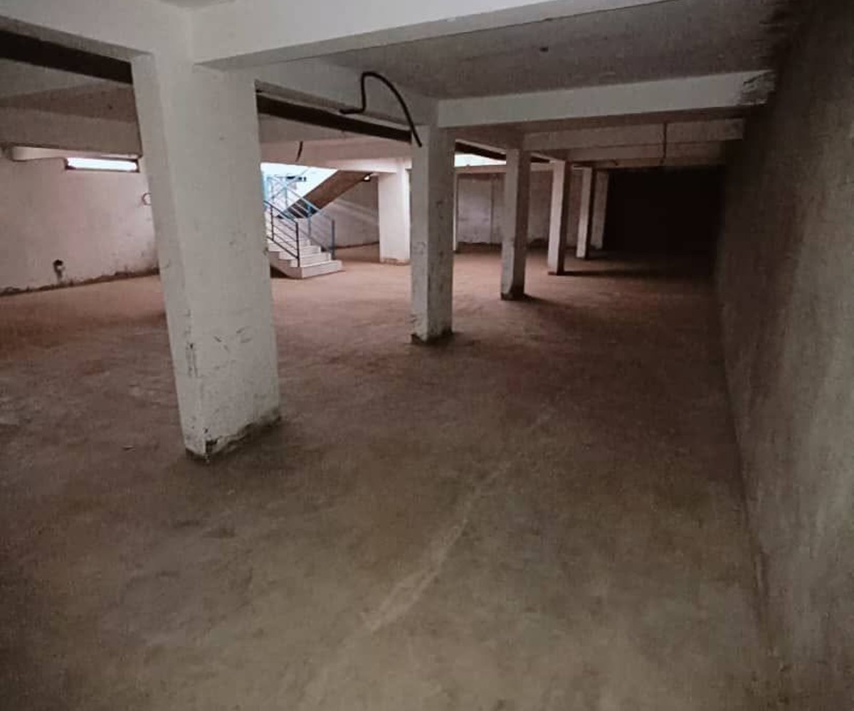 Entrepôt et magasin à louer à Ahala, Yaoundé
