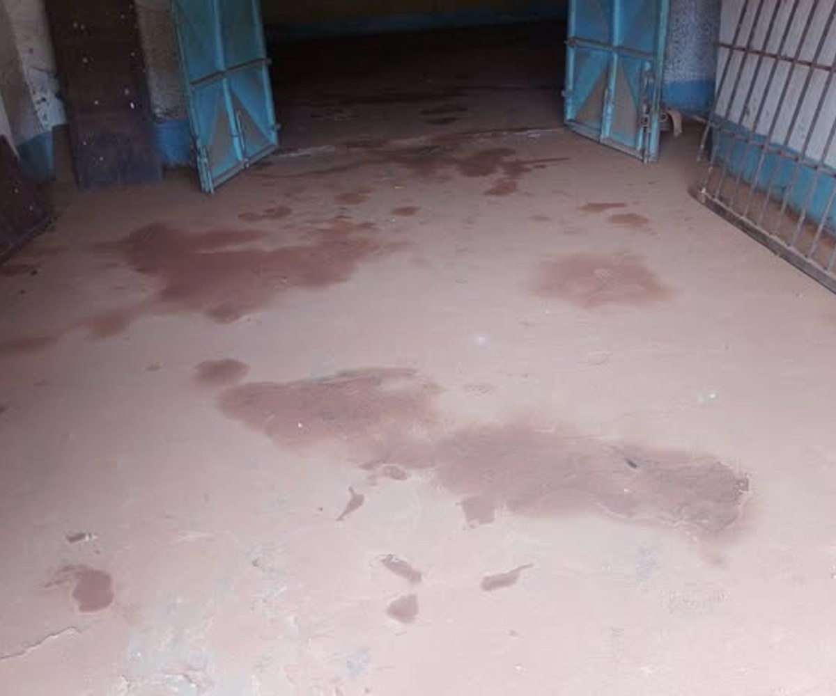 Emplacement commercial à louer à Emombo