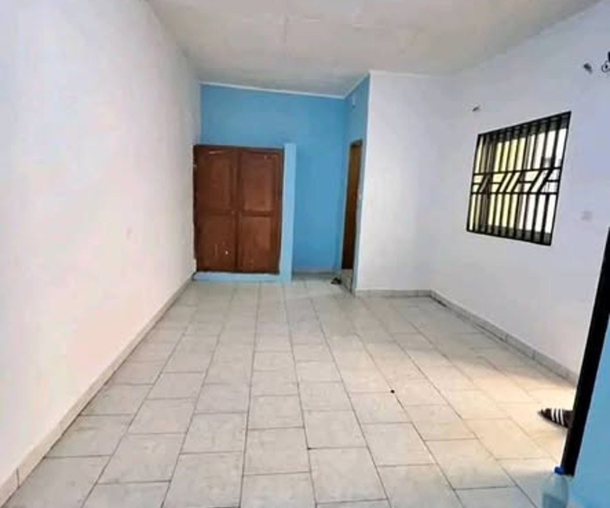 Studio moderne à louer à Logbaba Saker