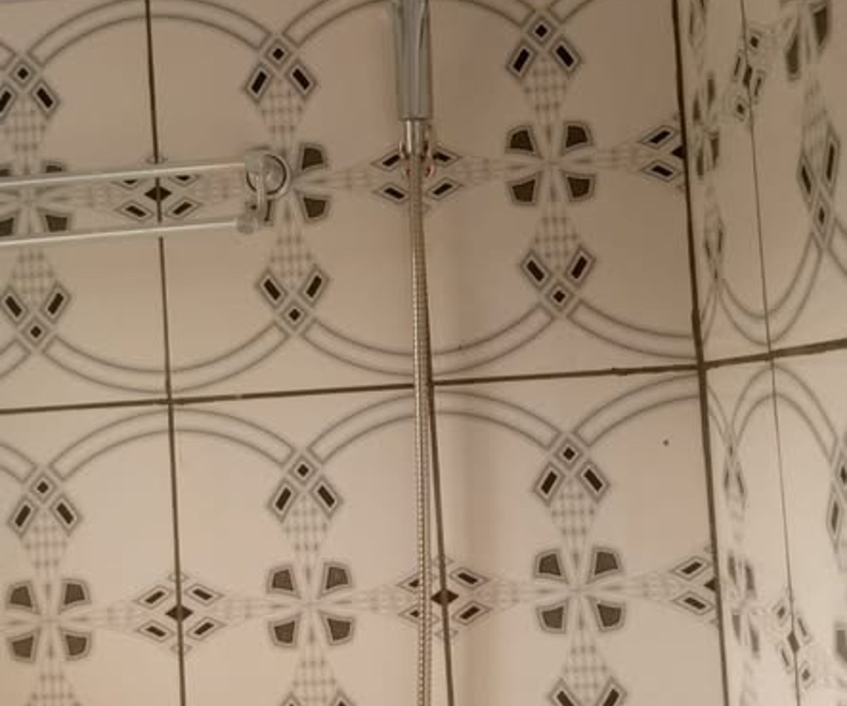 Grande chambre moderne à louer à Kotto - 27 000 XAF/mois