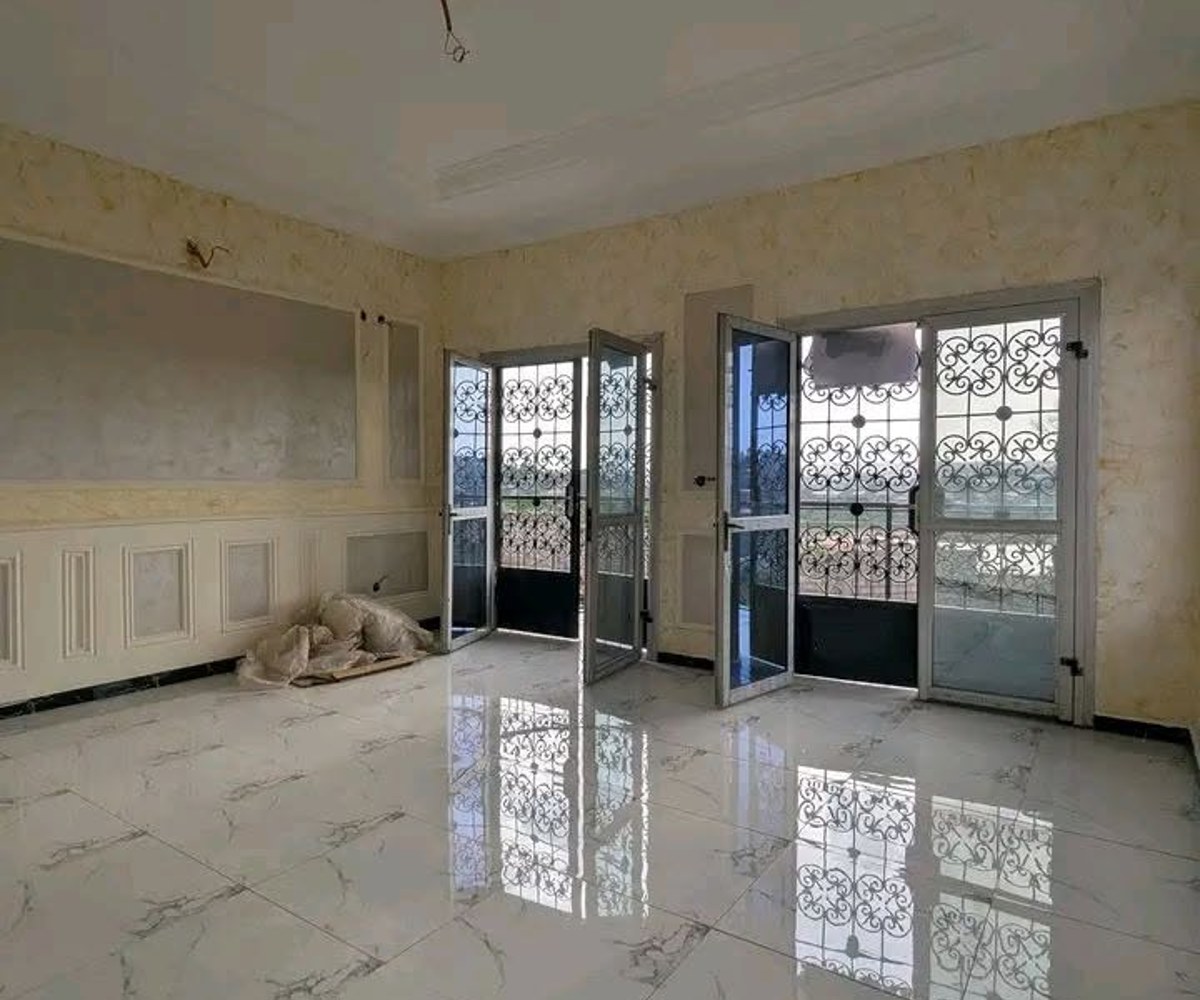 appartement moderne nouvellement construit à louer awae escalier 2 chambres, 3 douches, eau chaude, dans la barrière avec parking forage gar