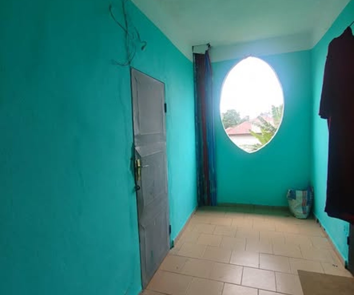 Chambre moderne 1er étage avec balcon - Logpom Gabon Bar