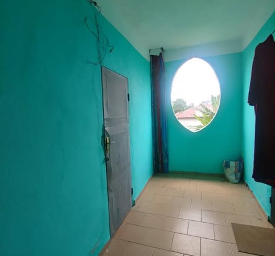 Chambre moderne 1er étage avec balcon - Logpom Gabon Bar
