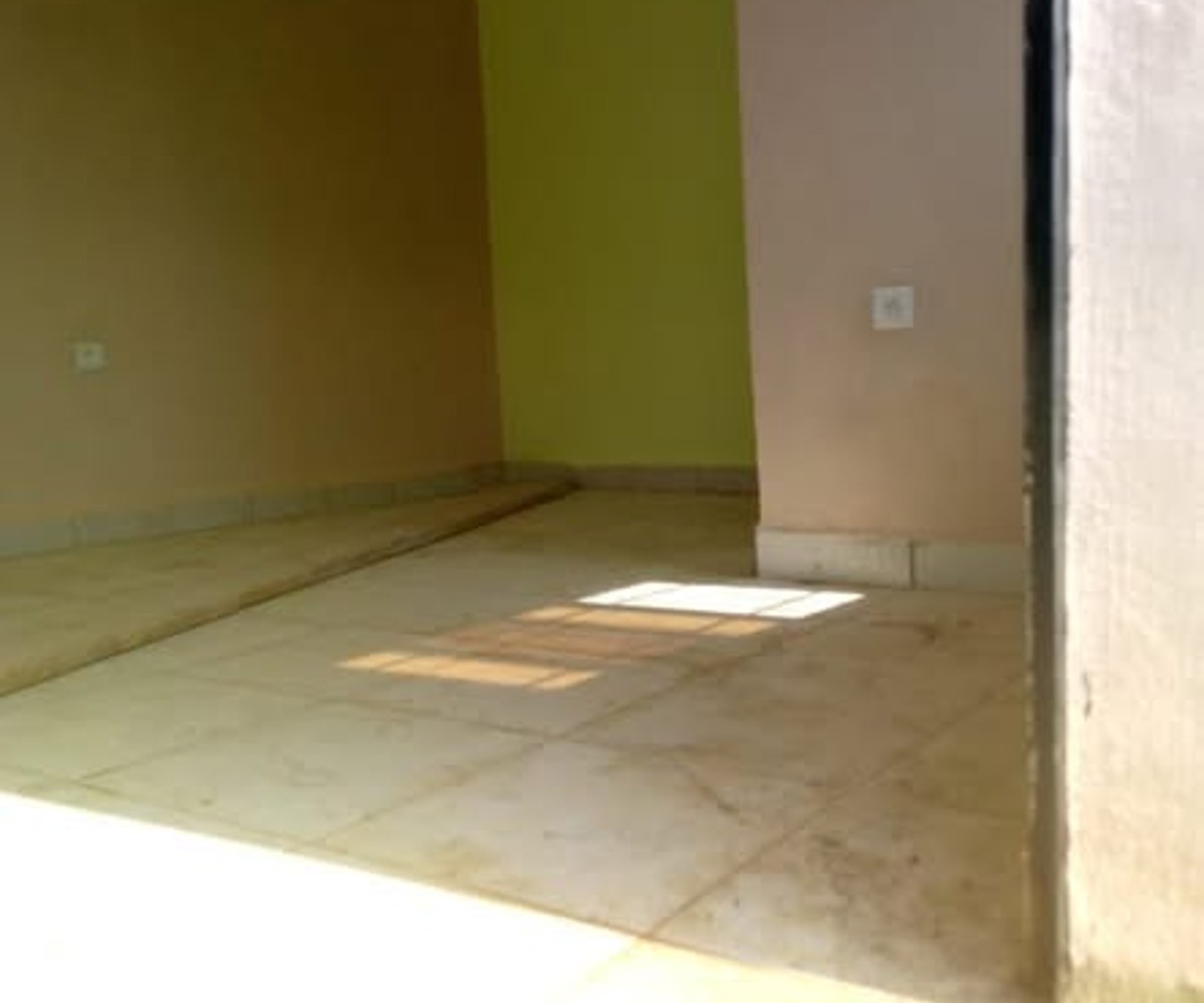 Grande chambre moderne à louer à Kotto - 27 000 XAF/mois