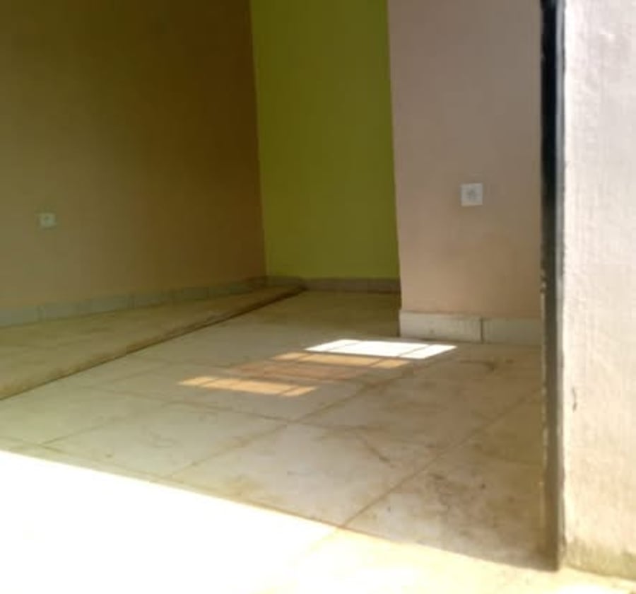 Grande chambre moderne à louer à Kotto - 27 000 XAF/mois