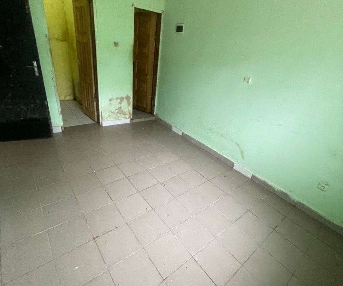Chambre moderne avec douche et cuisine à Beedi