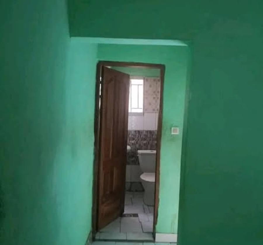 Studio moderne à Emombo