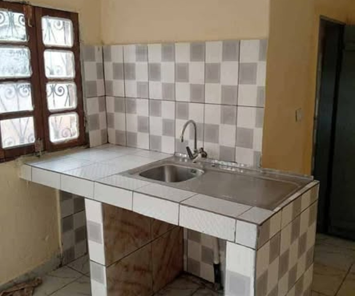 Grande chambre moderne à louer - Nkoabang, la vie continue