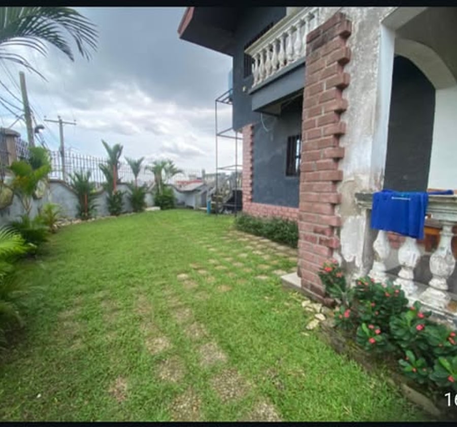 Vaste duplex à louer à Ndogbong