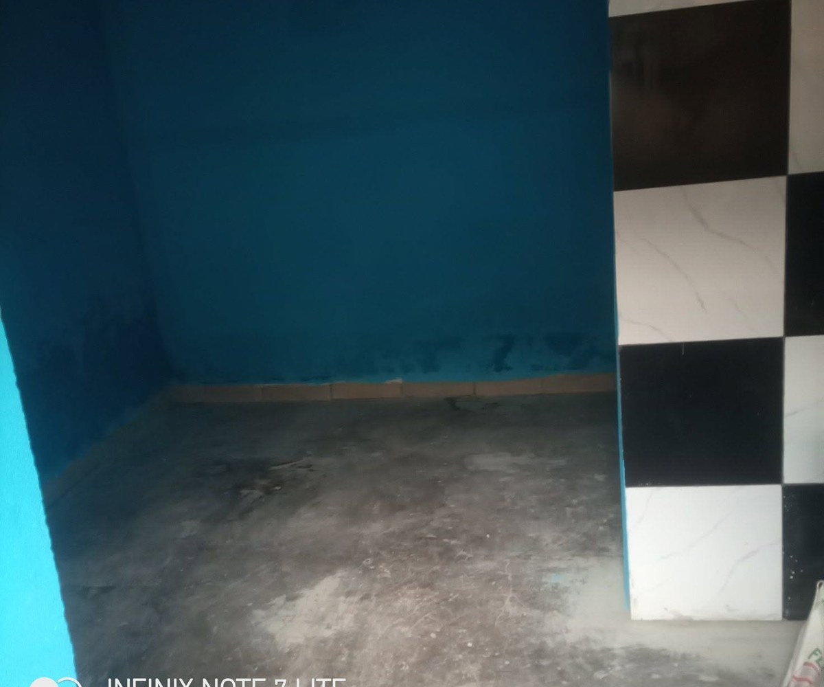 Chambre moderne avec douche et coin cuisine à louer à Odza