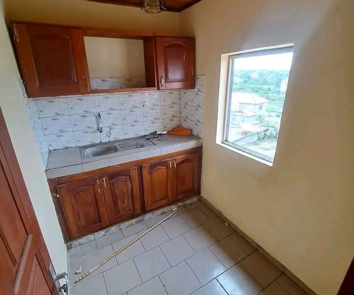 appartement moderne à louer au petit marché odza 3 chambres, 2 douches dans la barrière avec parking forage 120mil moto 200f entré et 100f s