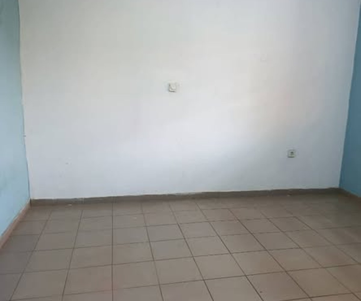 Chambre moderne à louer à Awae Escalier
