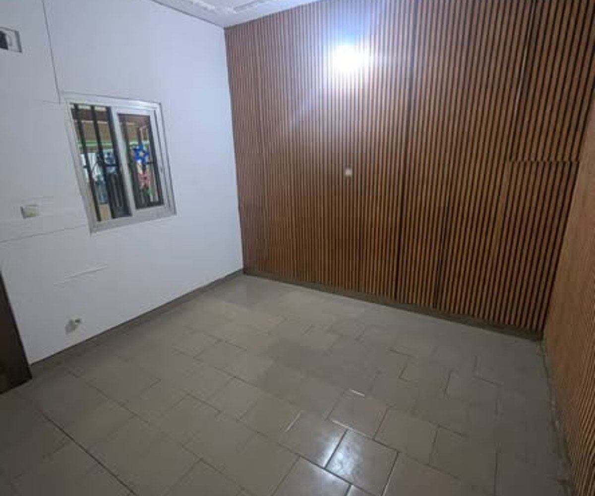Grande chambre 3 pièces staffée à Beedi