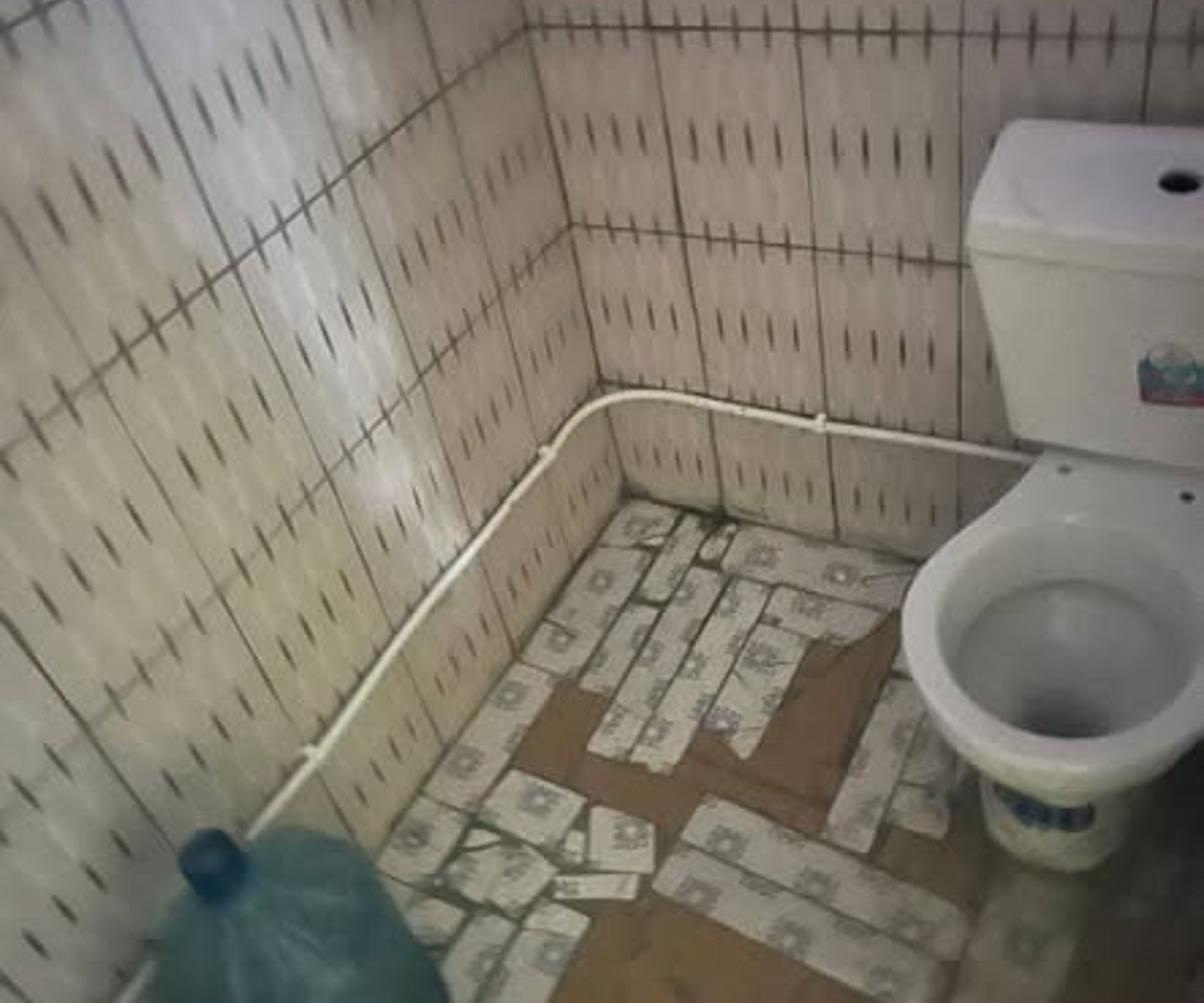 Grande chambre moderne avec douche interne à Bépanda