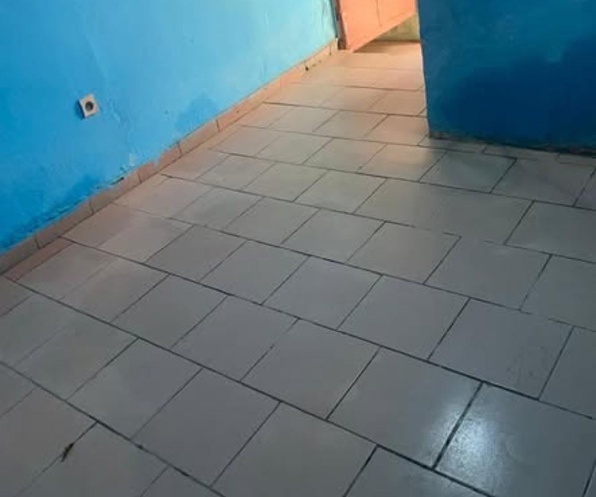 Chambre moderne à Village derrière Tradex