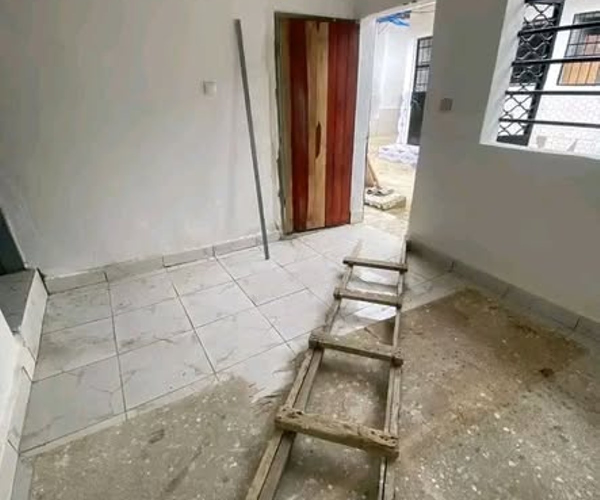Studios modernes à Nyalla - entrée école