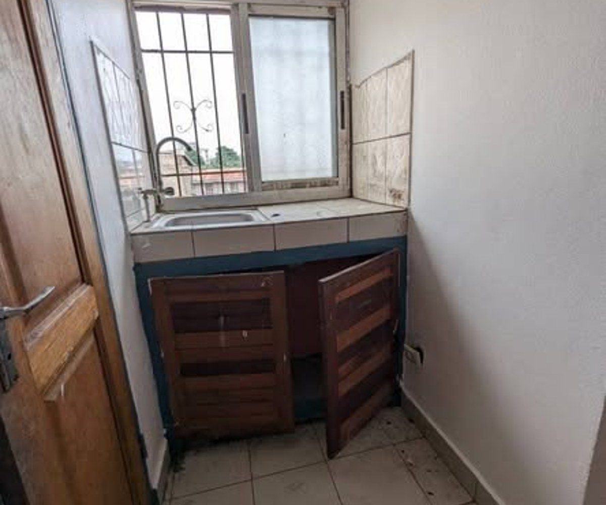 Chambre moderne avec cuisine et balcon - Ange Raphaël