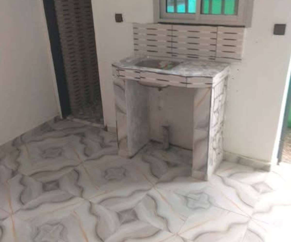 Chambre moderne avec coin cuisine à Makepe