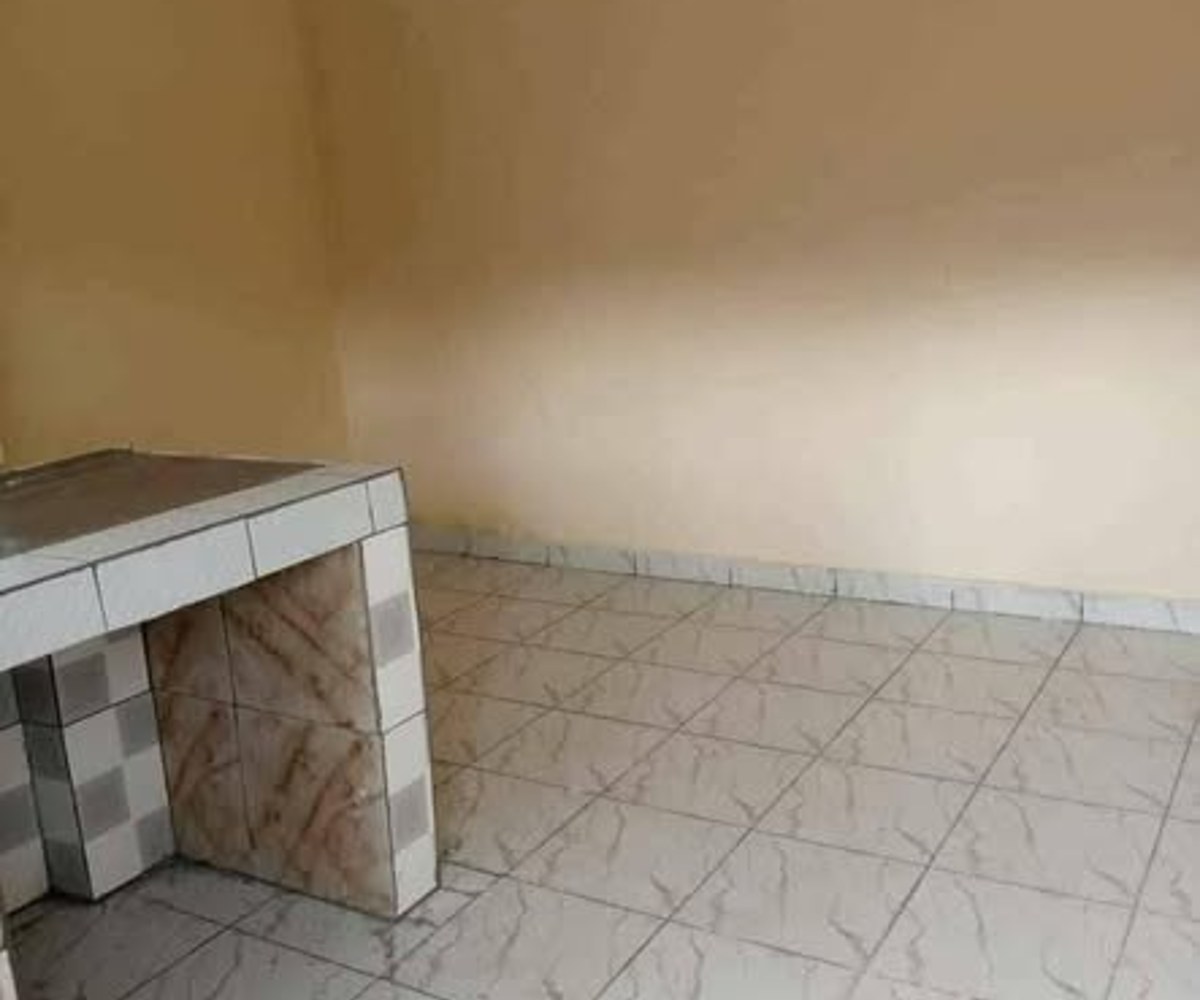 Grande chambre moderne à louer - Nkoabang, la vie continue
