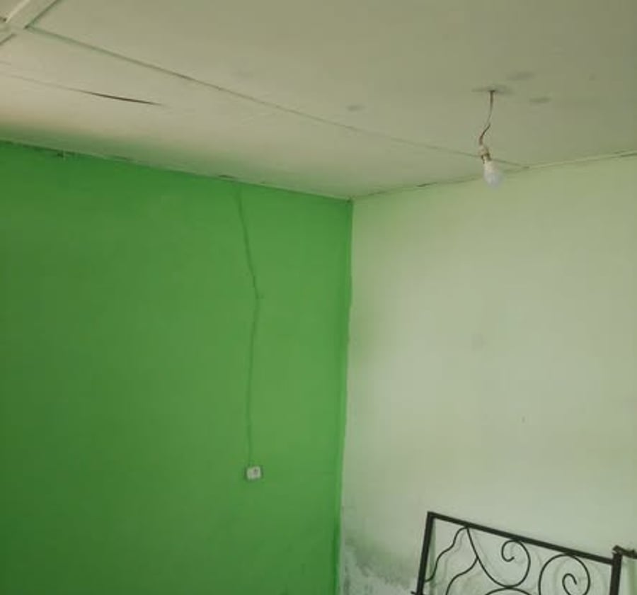Grande chambre simple à louer - PK 8 Marché