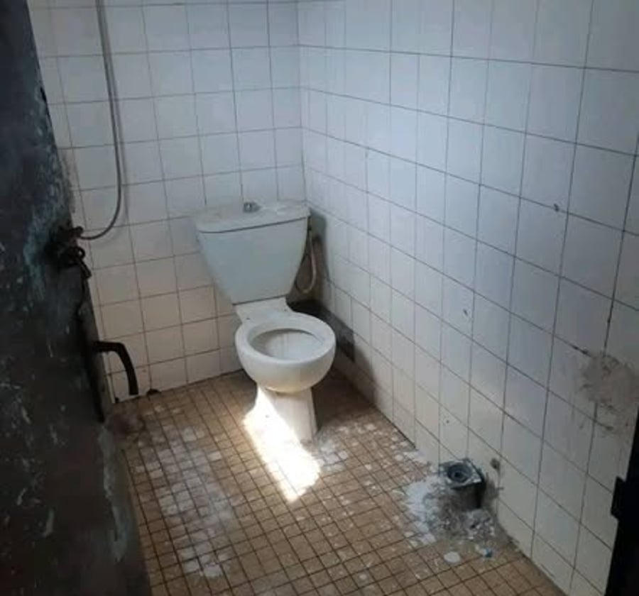 Grande chambre avec douche à louer à Douala PK8