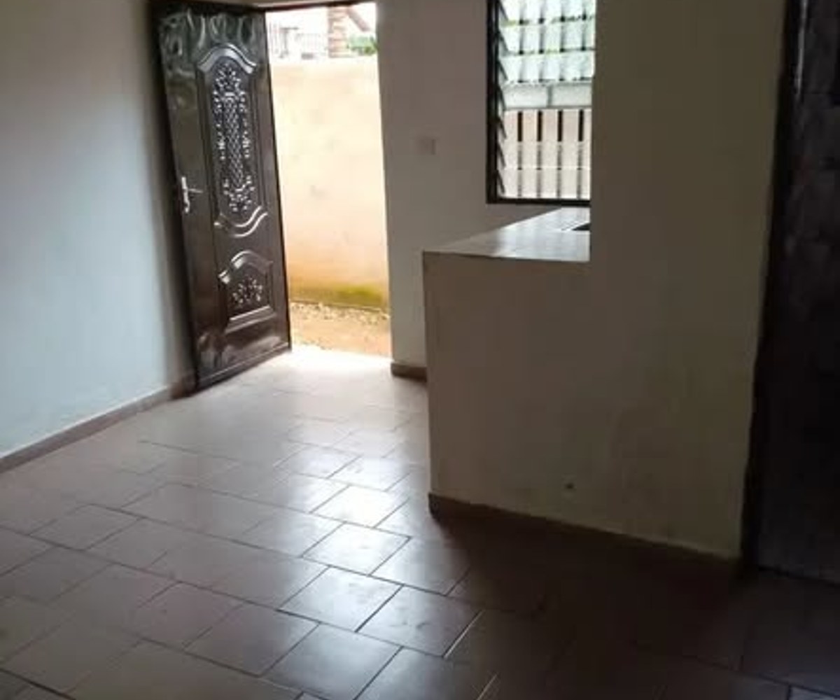 Grande chambre moderne à Nkolfoulou