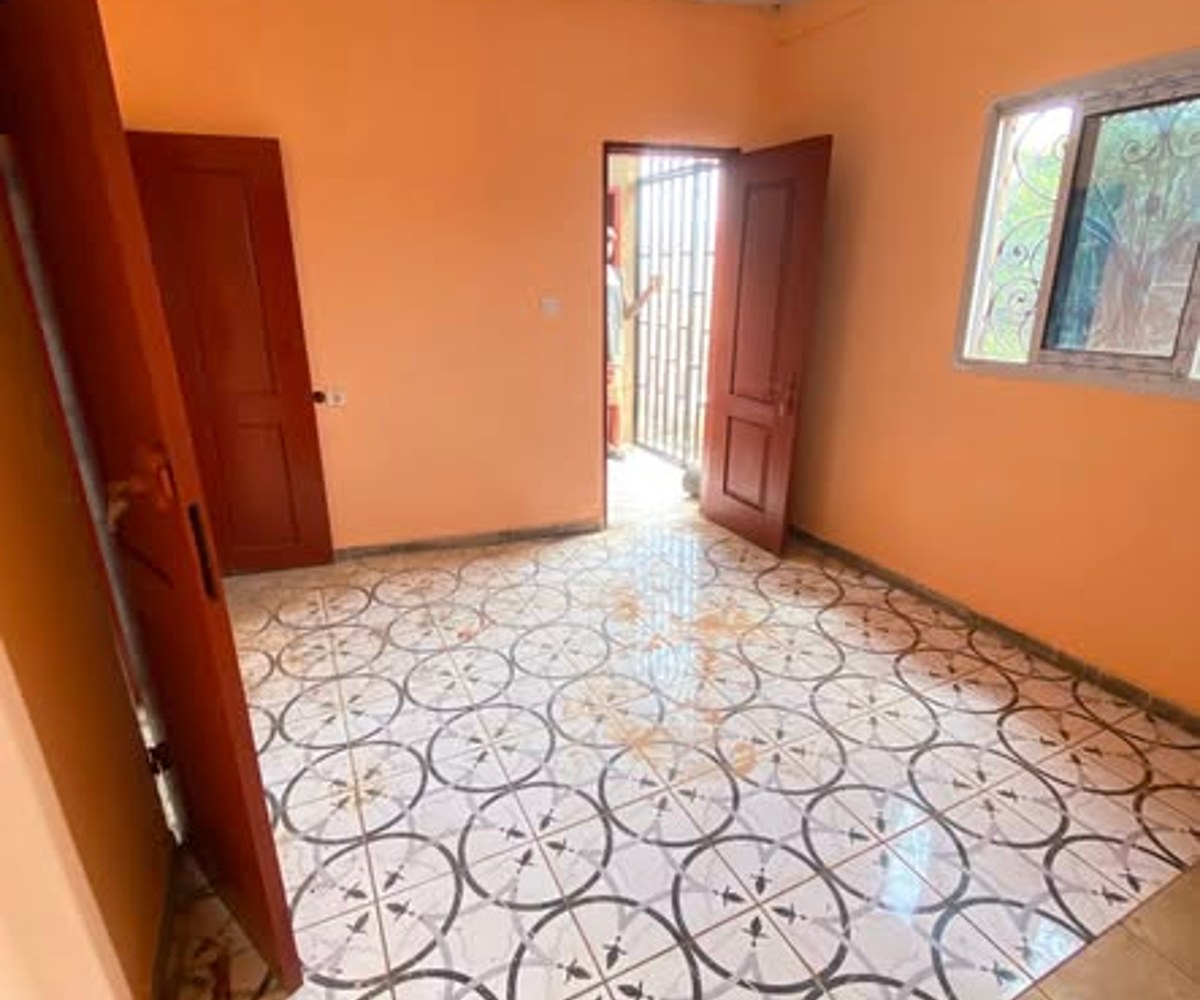 Vaste chambre moderne à louer à Mendong