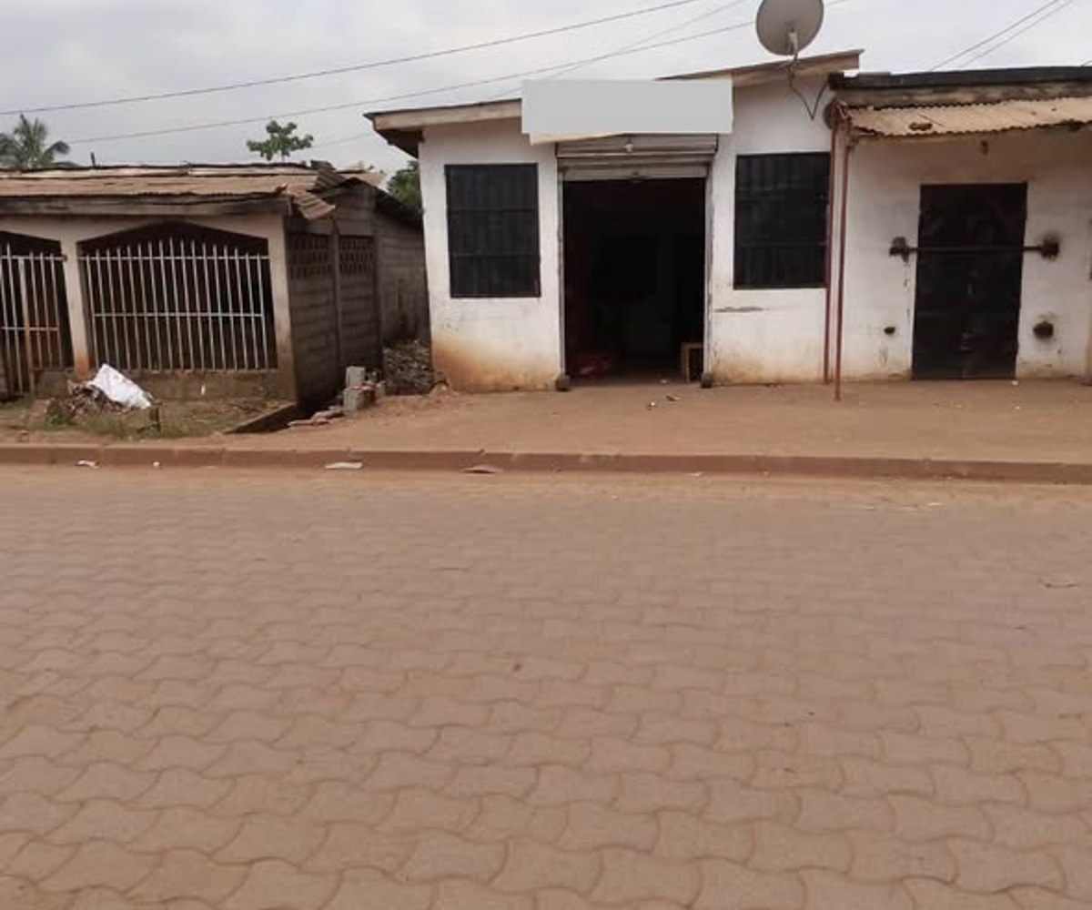 Boutique à louer - Essos, Yaoundé
